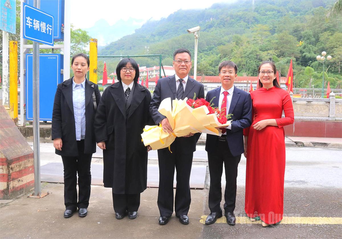 Đồng chí Nguyễn Văn Hiền, Phó Trưởng ban Tổ chức Tỉnh ủy đón Đoàn cán bộ Ban Tổ chức Châu ủy Văn Sơn (Trung Quốc) tại Cửa khẩu Quốc tế Thanh Thủy.
