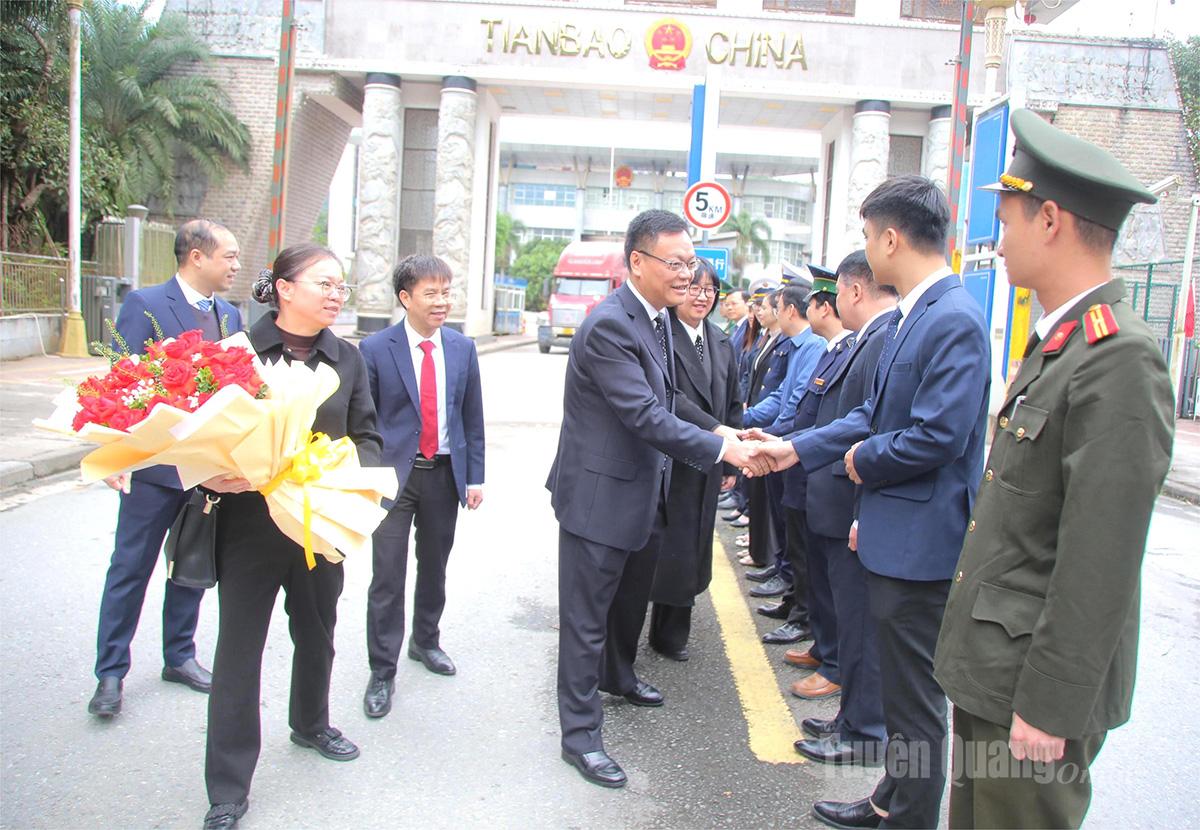 Đón Đoàn cán bộ Ban Tổ chức Châu ủy Văn Sơn (Trung Quốc) có lãnh đạo các sở, ngành và cơ quan chức năng tại Cửa khẩu Quốc tế Thanh Thủy.