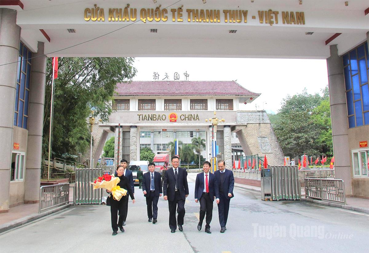 Đoàn cán bộ Ban Tổ chức Châu ủy Văn Sơn (Trung Quốc) nhập cảnh qua Cửa khẩu Quốc tế Thanh Thủy bắt đầu chuyến thăm và làm việc tại tỉnh Tuyên Quang.