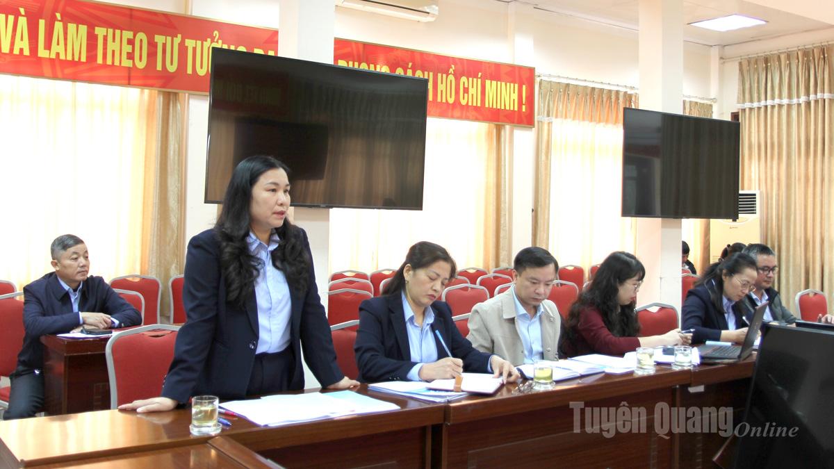 Lãnh đạo BHXH tỉnh phát biểu tại cuộc họp.