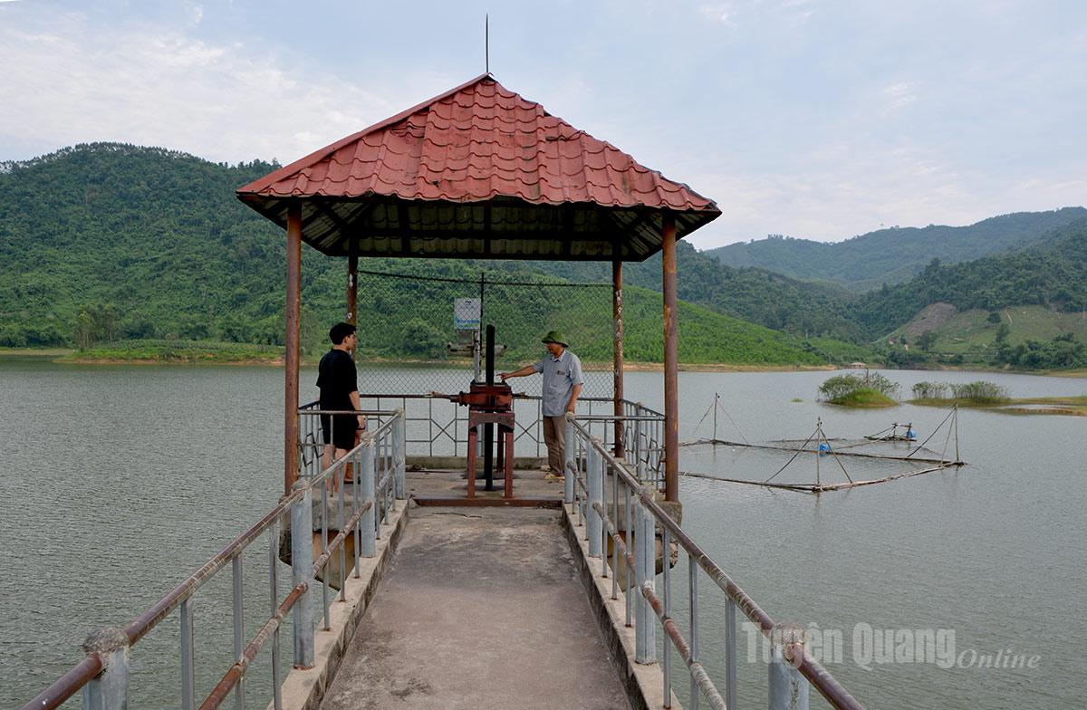 Cán bộ Ban quản lý công trình hồ Hoàng Khai kiểm tra hệ thống van điều tiết nước trên hồ.