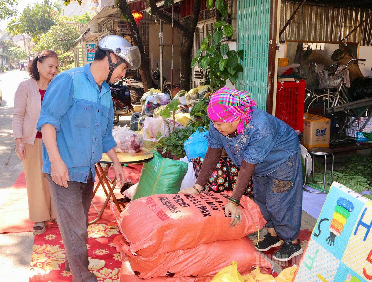 Bags of rice, clothing, essential goods, and banh chung gu will be received by Dak Lak Provincial Police and delivered directly to those in need.