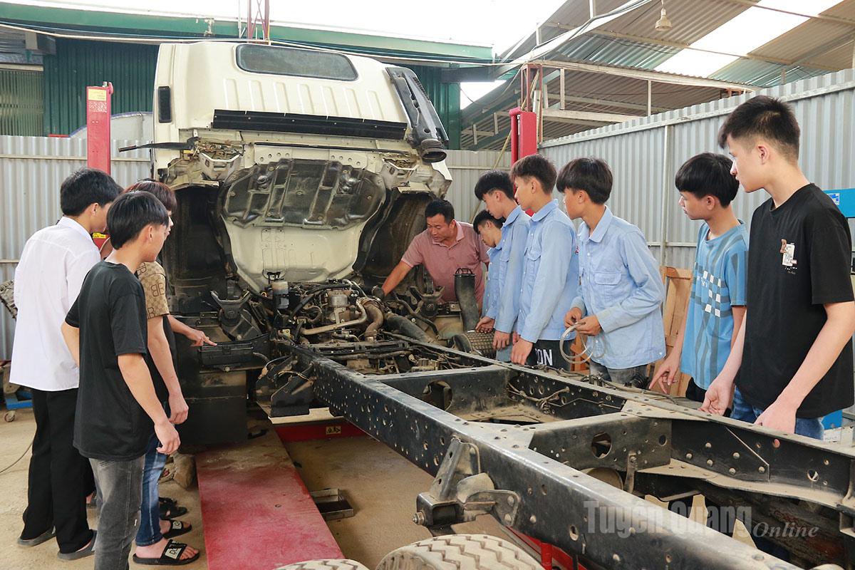 Các em học viên trong giờ thực hành sửa chữa ô tô.