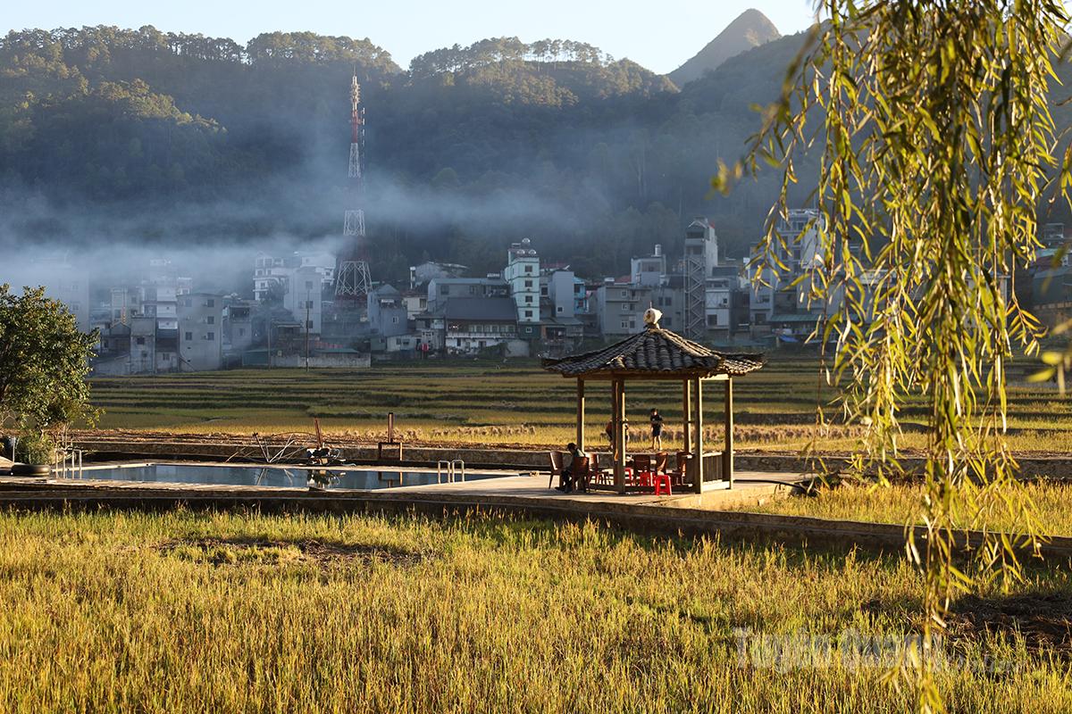 Dong Van is transliterated from the Quan Hoa term “Tong Puon,” meaning “a trading valley.”