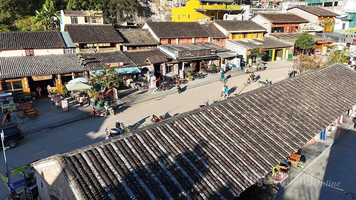 According to historical records, the Old Quarter area was once a wild valley with a sparse population. By the late 19th and early 20th centuries, when the French occupied the region and aimed to develop it into a bustling commercial hub, the Old Quarter began to take shape.
