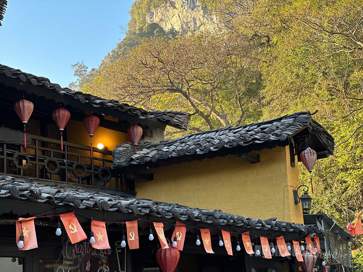 It can be said that the architectural style of the Dong Van Old Quarter is unique, characterized by the fusion of traditional indigenous architecture with influences from South China’s Hoa Nam region.