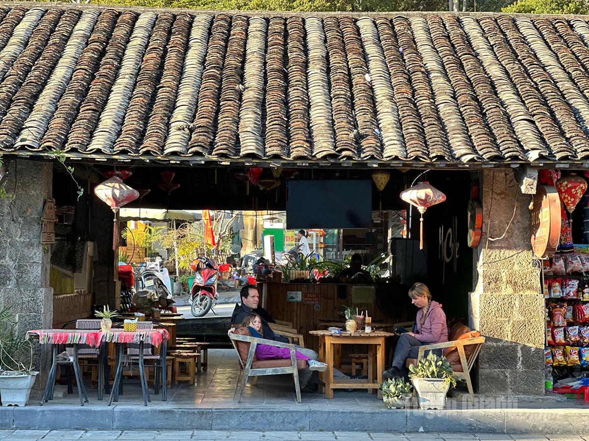 Today, the Dong Van Old Quarter is an appealing destination for travel enthusiasts. The Old Quarter Market has become a place to display and sell traditional products combined with various services.
