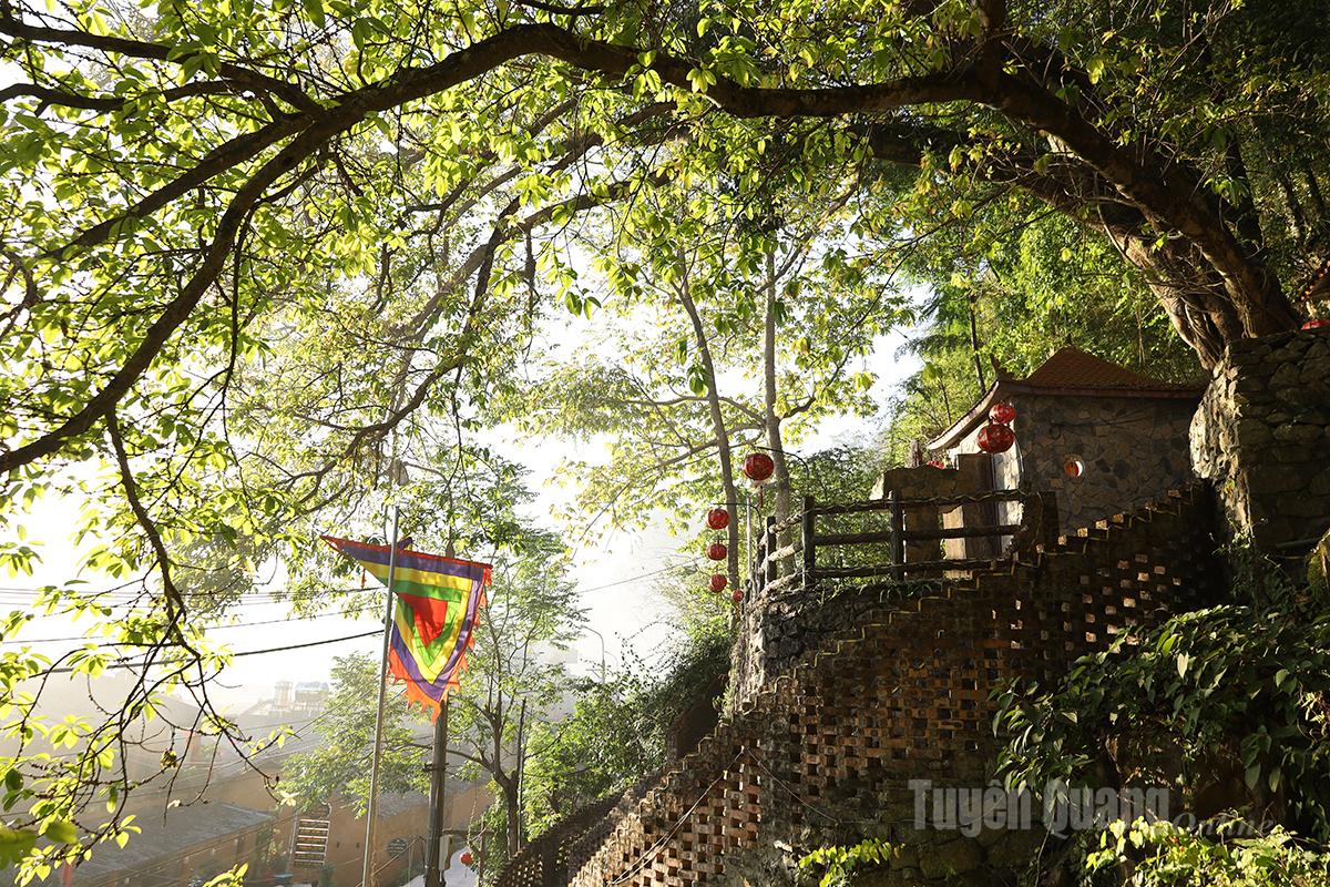 Amid the Old Quarter’s space, there are still quiet corners where people can find a sense of calm. The sound of wind, falling leaves, and passing footsteps blend together like a gentle melody, inviting visitors to momentarily set aside life’s worries and let their souls unwind.