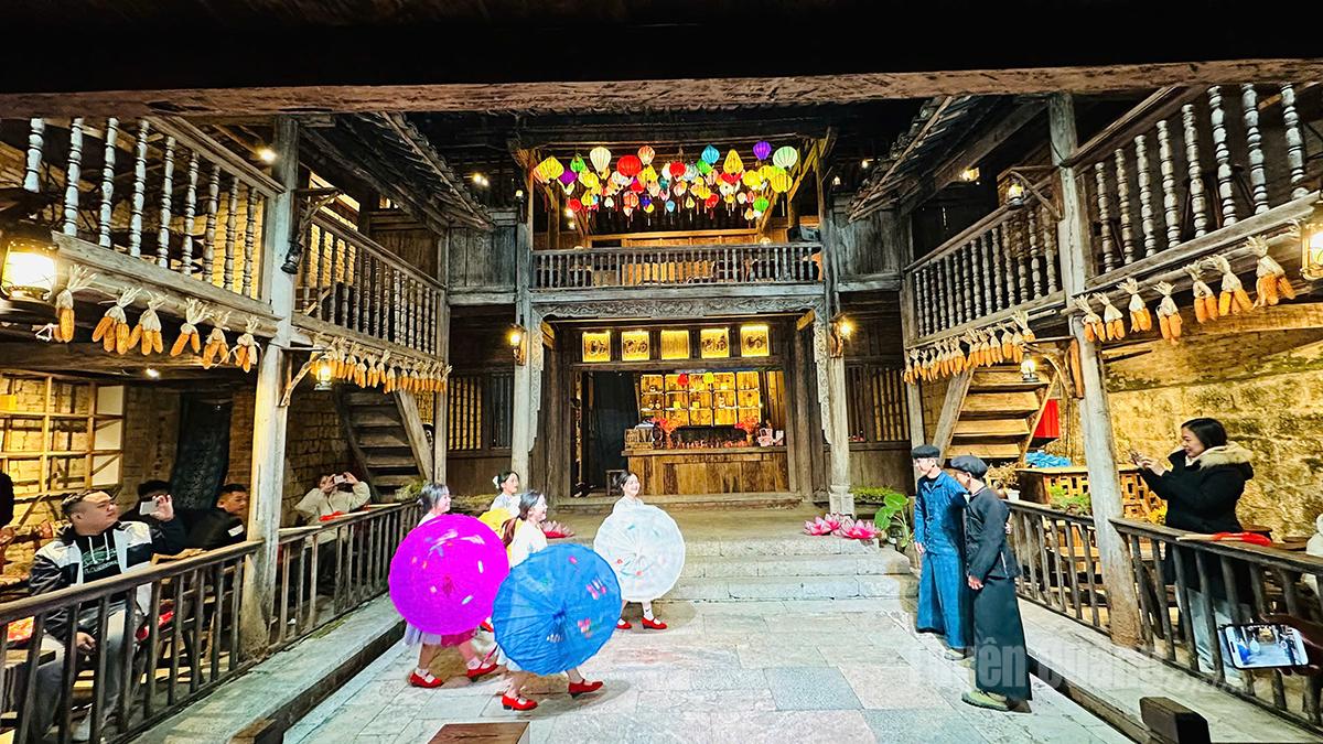 Travelers choose a peaceful corner in Old Quarter Coffee to explore the cultural identity of the highland ethnic groups.