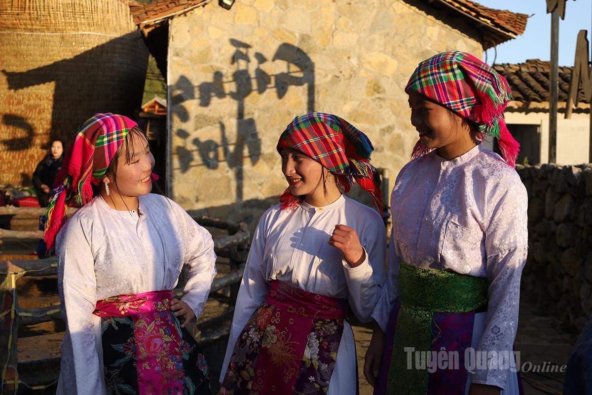 The rustic beauty of H’mong ethnic girls.