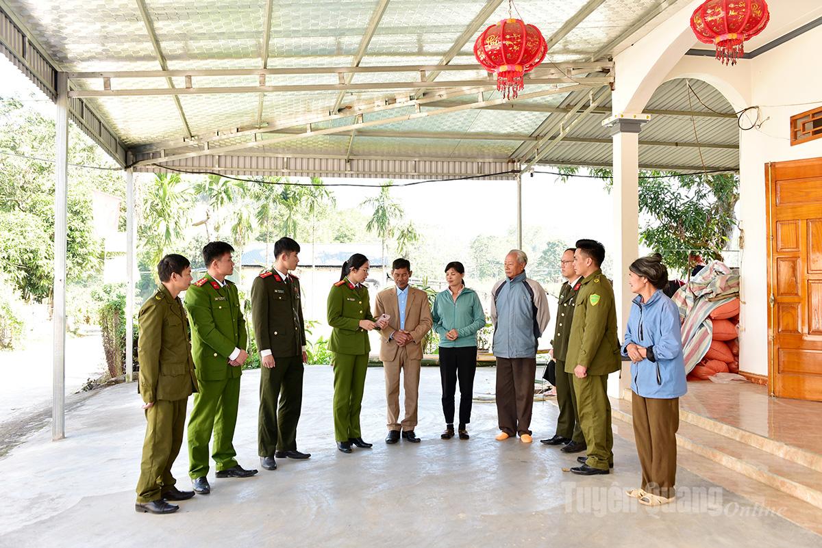 Công an xã Yên Nguyên phối hợp với Ban tự quản mô hình “Họ giáo Bắc Nhụng bảo đảm ANTT và chung sức xây dựng nông thôn mới” tuyên truyền pháp luật cho Nhân dân.