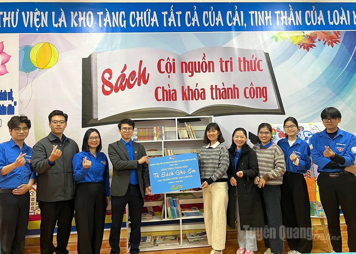 Đoàn đã trao tặng Tủ sách cho em cho trường học trên địa bàn xã Kiên Đài.