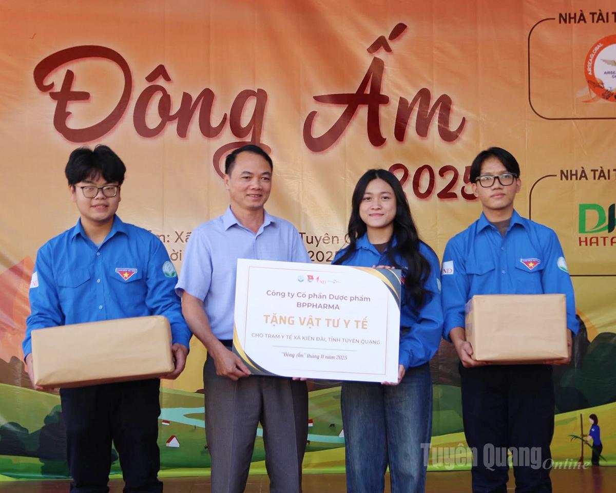 Đoàn trao tặng vật tư y tế cho Trạm Y tế xã Kiên Đài.