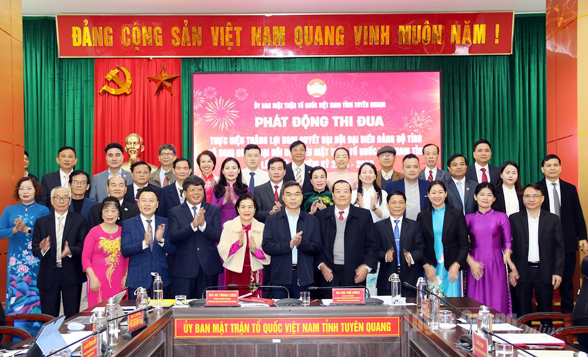 Phó Bí thư Tỉnh ủy, Chủ tịch Ủy ban Mặt trận Tổ quốc tỉnh chụp ảnh lưu niệm với lãnh đạo các tổ chức chính trị - xã hội tỉnh tại lễ phát động thi đua.