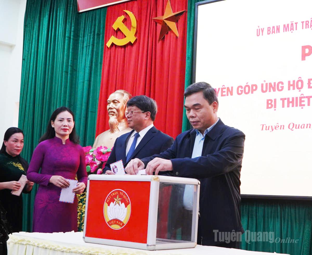 Lãnh đạo Mặt trận Tổ quốc tỉnh quyên góp ủng hộ đồng bào miền Trung và Tây Nguyên bị mưa lũ.