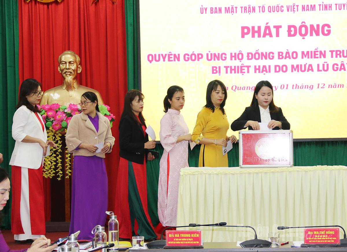 Các đại biểu tham gia quyên góp ủng hộ đồng bào miền Trung và Tây Nguyên bị mưa lũ.