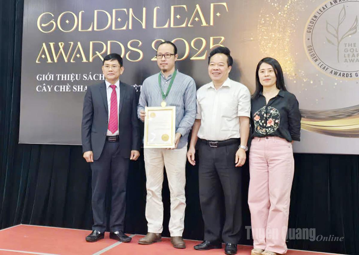 Nguyen Trung Dung, Director of Ho Thau Tea Cooperative, receives the Gold Award at the Asia Pacific Tea Competition 2025.