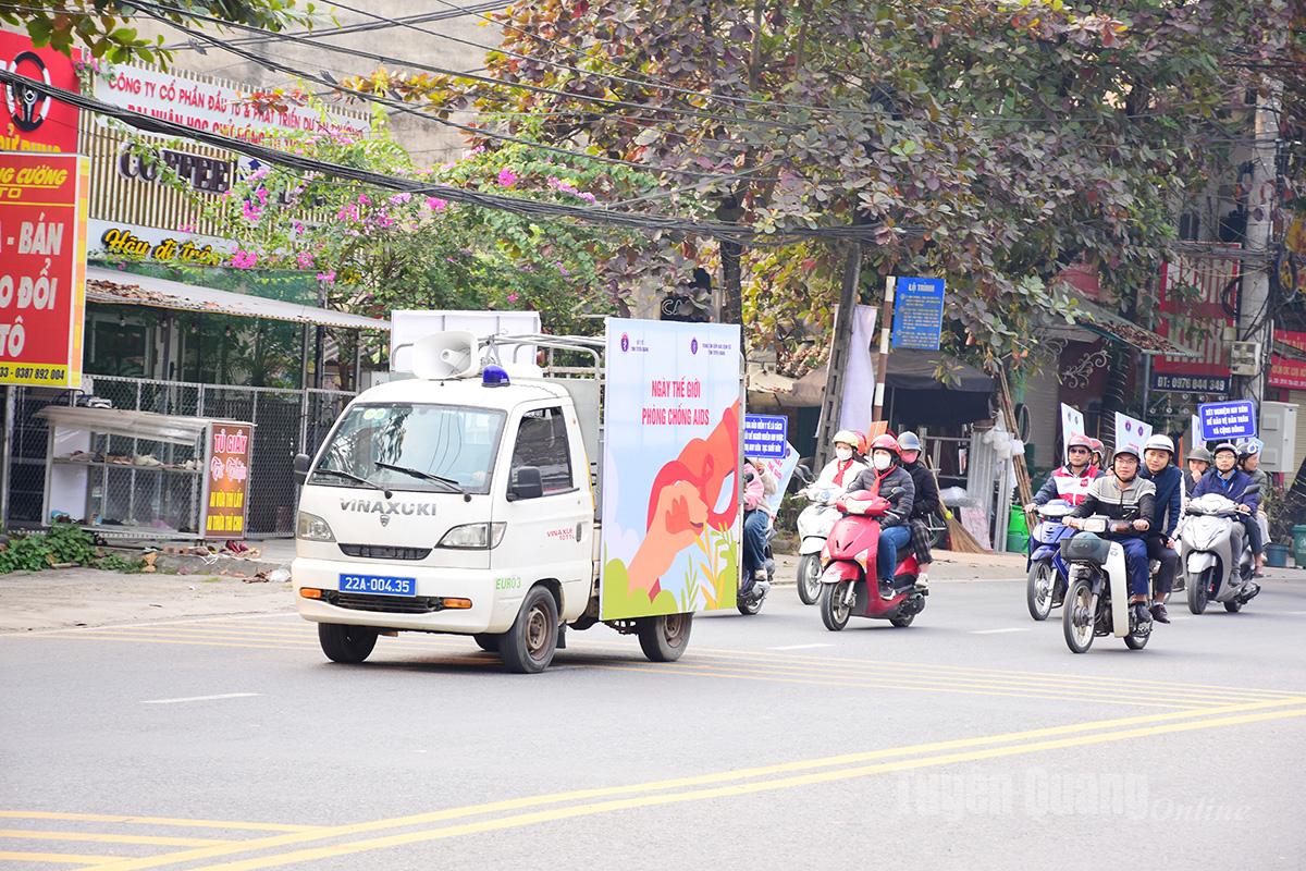 Đoàn diễu hành hưởng ứng tại các tuyến đường chính trên địa bàn phường Minh Xuân.