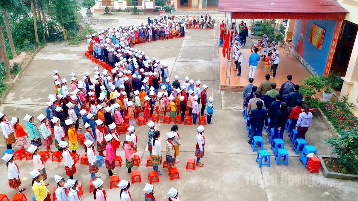 Học sinh Trường PTDTBT Tiểu học Sủng Thài thực hiện nghi lễ chào cờ đầu tuần.