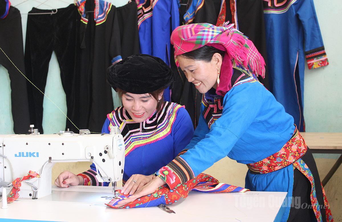 Nhóm cộng đồng bảo tồn nghề thêu thổ cẩm và may trang phục truyền thống dân tộc Cờ Lao thôn Tả Chải, xã Tân Tiến được hỗ trợ máy may phục vụ công việc tốt hơn.