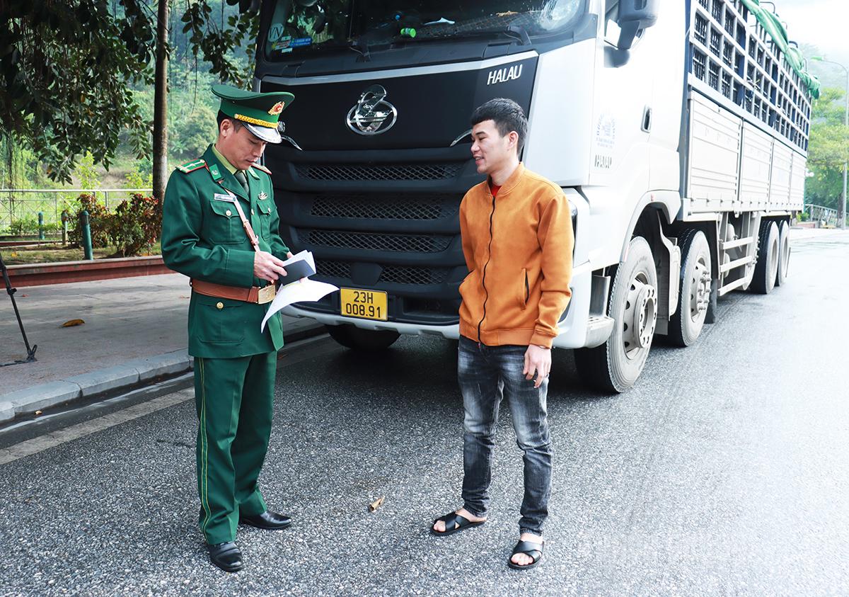 Lực lượng chức năng kiểm soát hoạt động thương mại tại Cửa khẩu quốc tế Thanh Thủy.