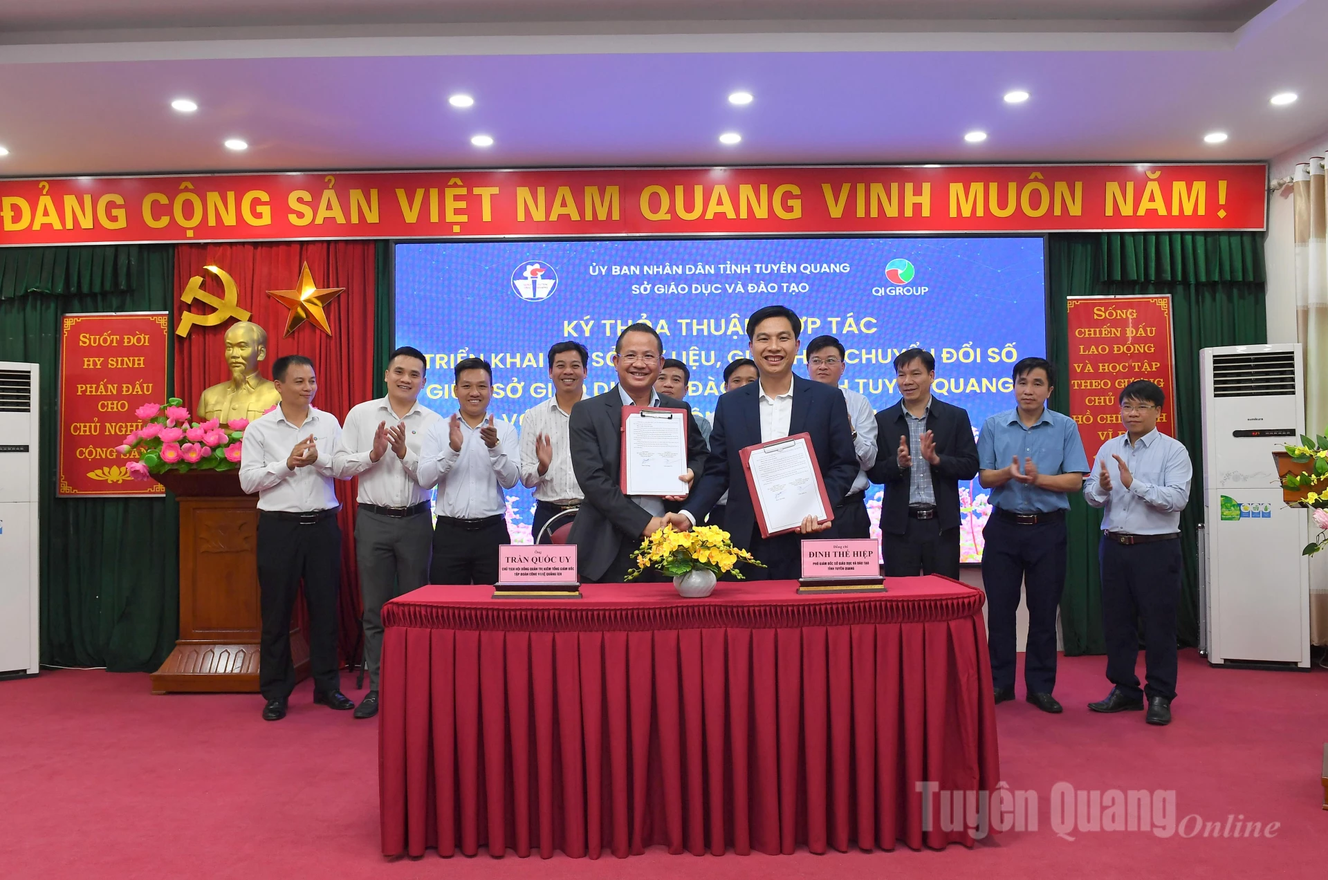 Đại diện lãnh đạo Sở Giáo dục và Đào tạo và Công ty Cổ phần tập đoàn công nghệ Quảng Ích ký thỏa thuận hợp tác.