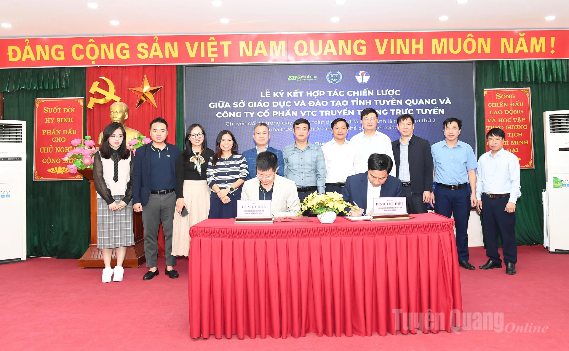 Đại diện lãnh đạo Sở Giáo dục và Đào tạo và và Công ty Cổ phần VTC truyền thông trực tuyến ký thỏa thuận hợp tác.