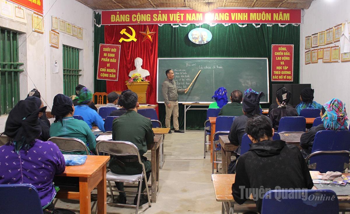 Teacher Than Van Tua, Director of the Community Learning Centre of Thang Tin Commune, directly leads the class.