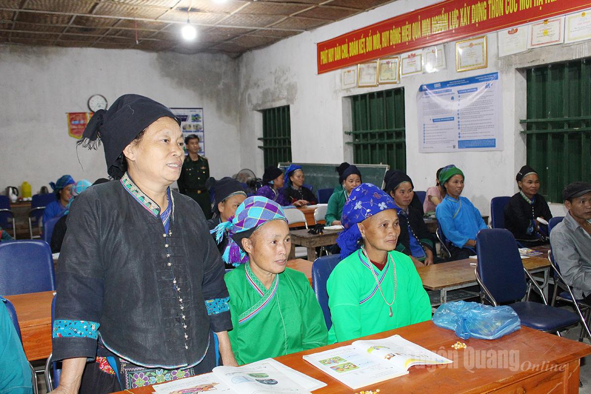 Lu Thi Gia, 58, along with many other older learners, has diligently attended the class for more than five months.