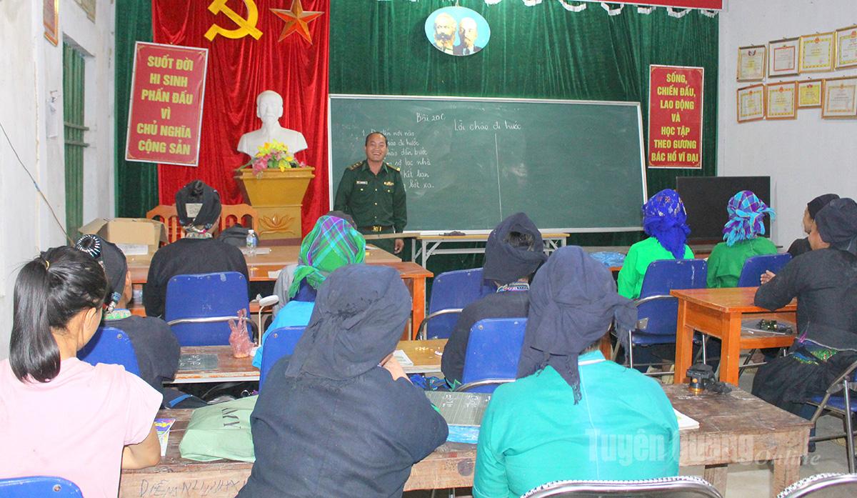 The literacy class in Coc Mui Ha Village has the participation of Han Seo Chung – a border guard officer of the locality.