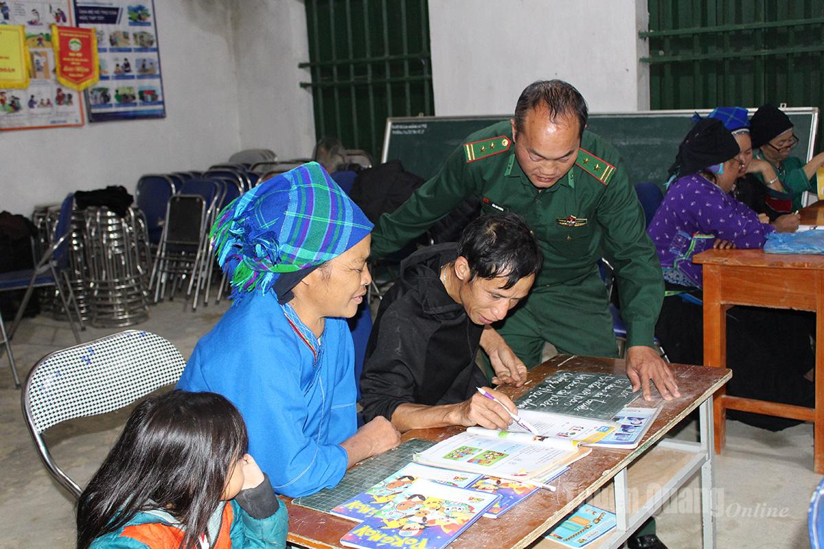 Han Seo Chung, an ethnic Mong officer stationed at Thang Tin Border Guard Post, has nearly 26 years of military service and actively supports literacy classes for local villagers.