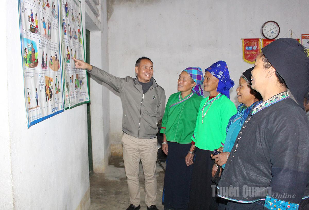 Alongside teaching literacy, instructors also take the opportunity to educate villagers on hygiene, eliminate outdated practices, and build a more civilized and progressive way of life.