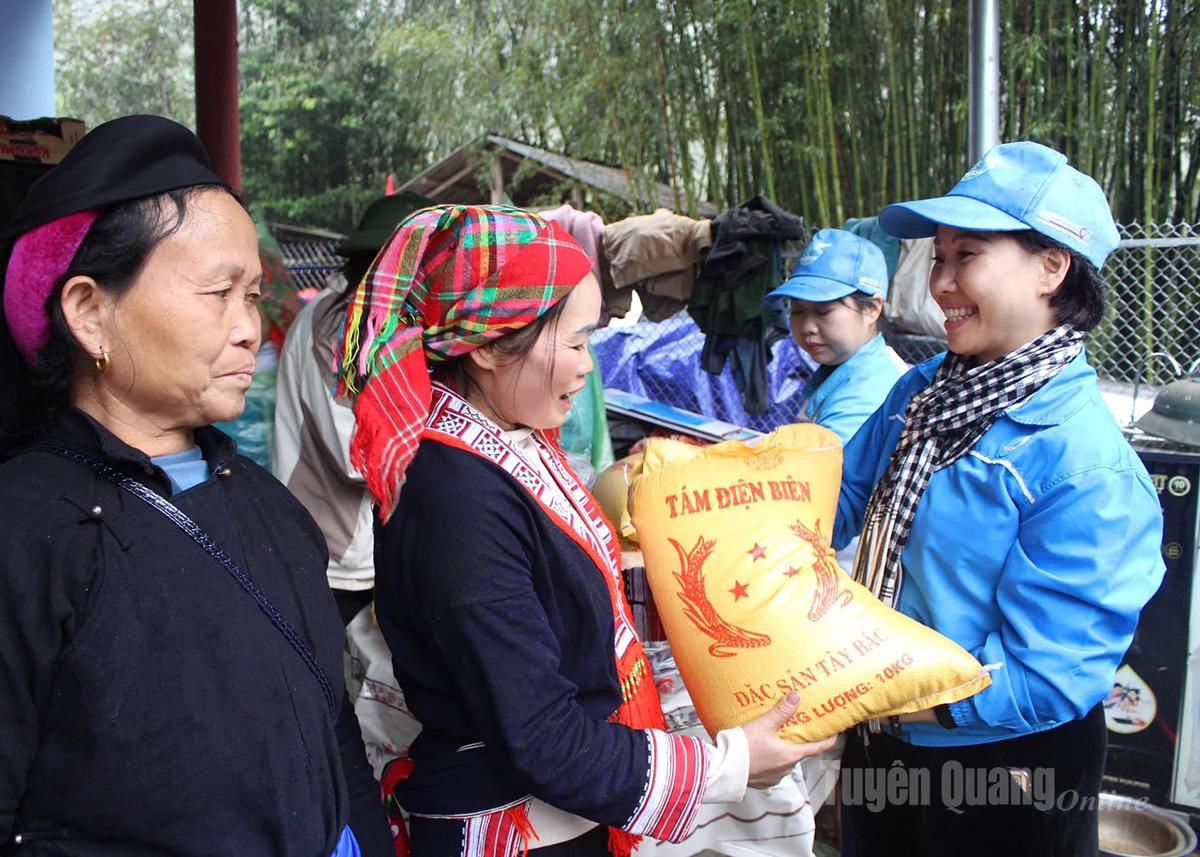 Provincial Women’s Union leaders presented gifts and visited members affected by the recent flooding.