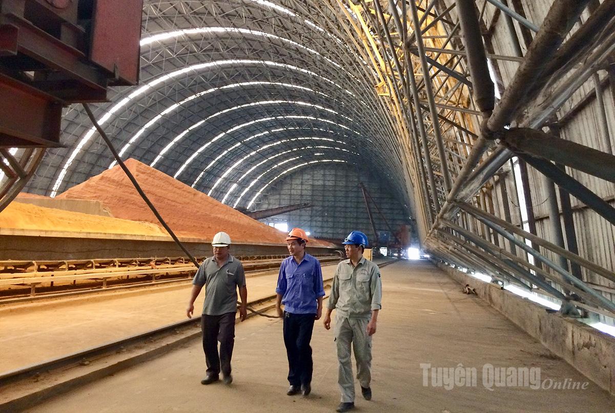 Nhân viên kiểm tra kho nguyên liệu của công ty.