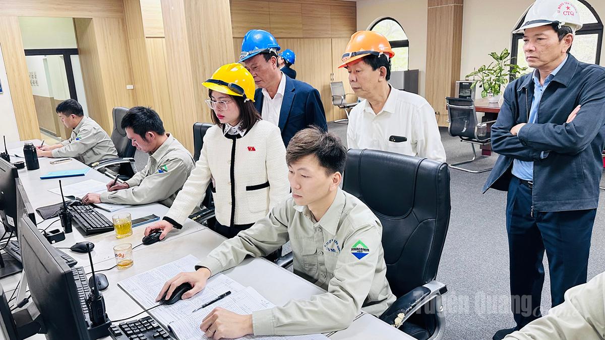 Công ty vận hành dây chuyền sản xuất thông qua hệ thống điều khiển trung tâm.