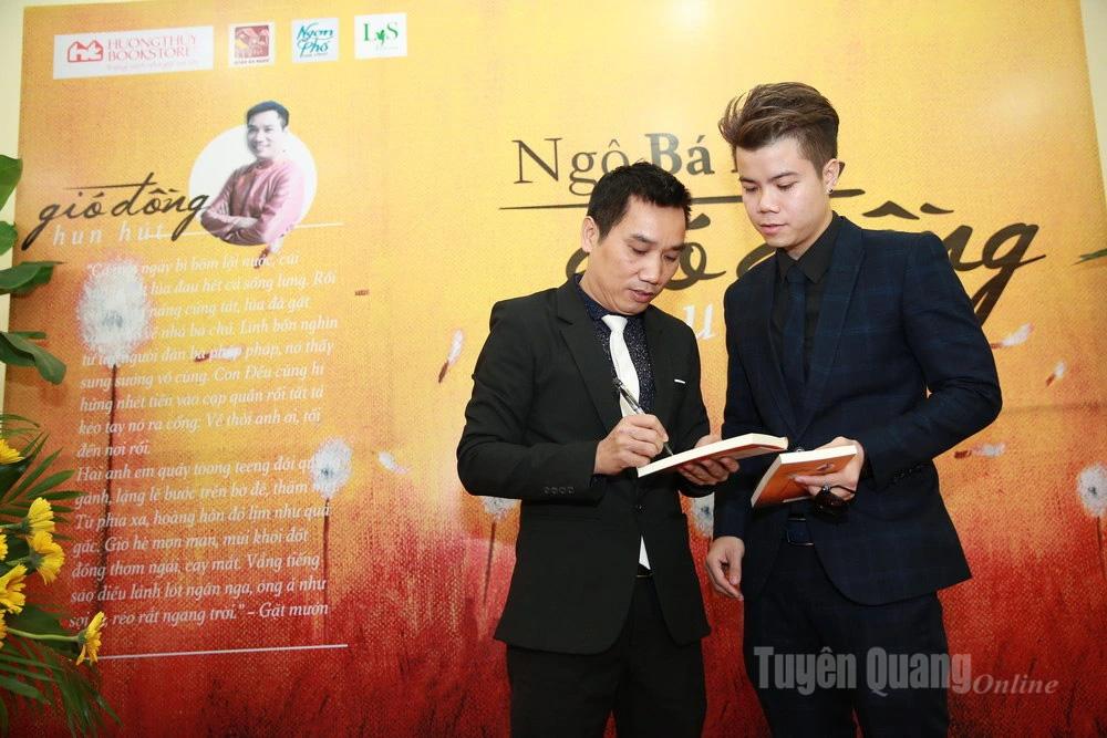 Tác giả Ngô Bá Lục ký tặng sách độc giả.