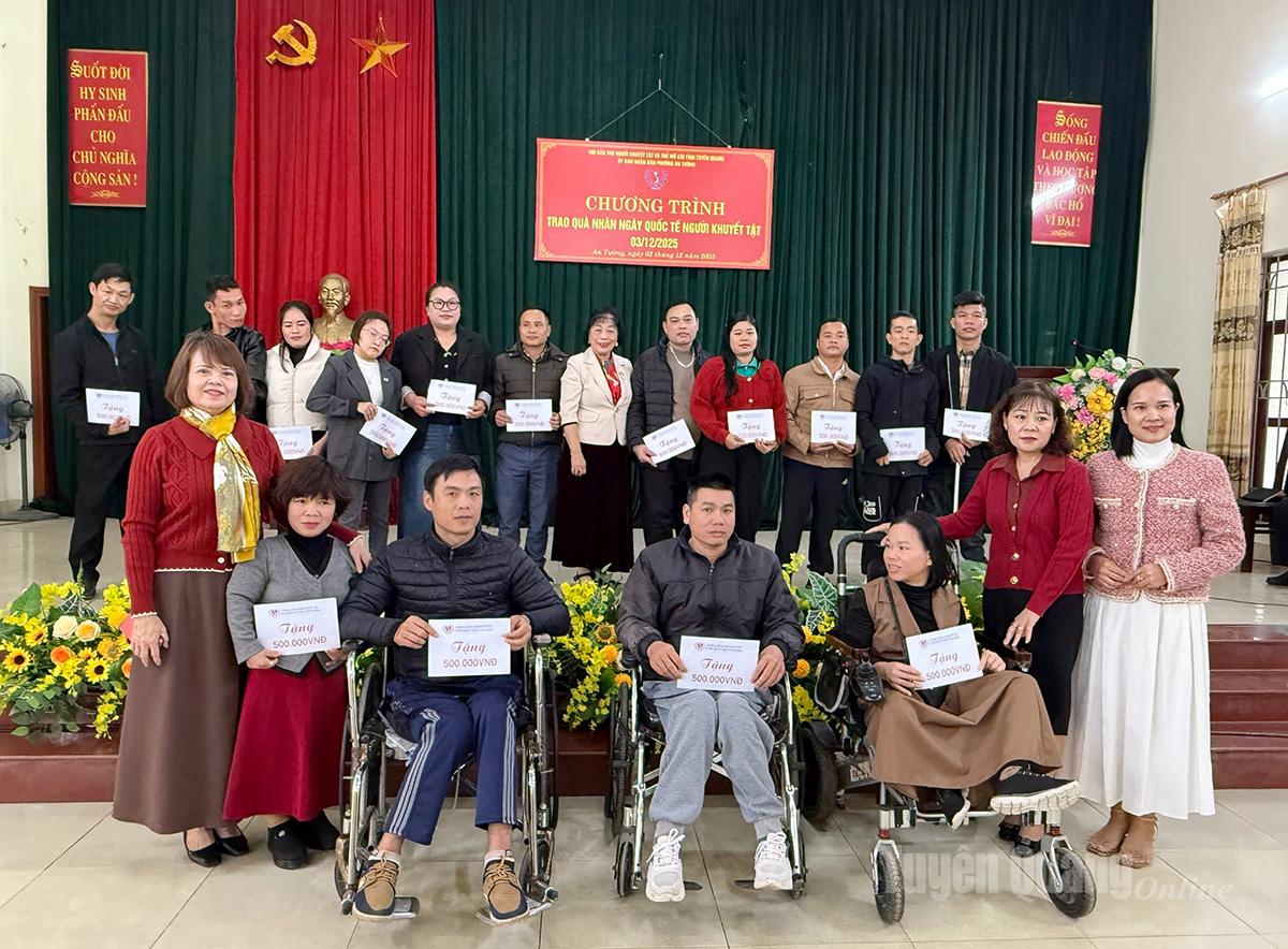 Hội Bảo trợ Người khuyết tật và trẻ mồ côi tỉnh tặng quà cho người khuyết tật có hoàn cảnh khó khăn trên địa bàn tỉnh.