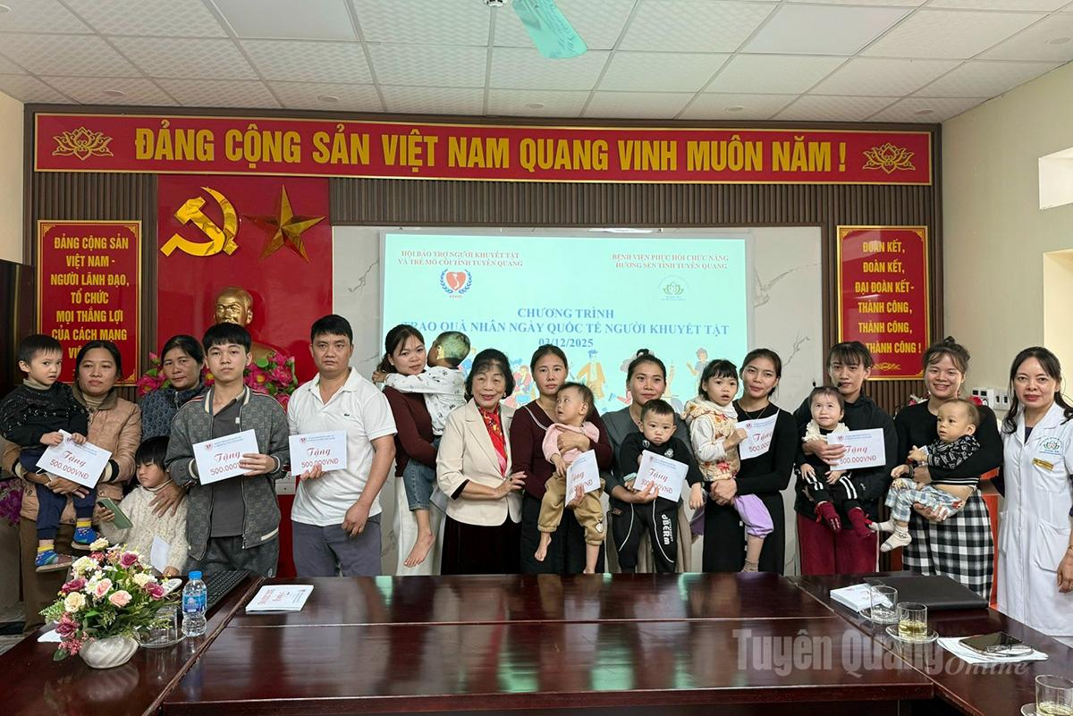 Hội Bảo trợ Người khuyết tật và trẻ mồ côi tỉnh tặng quà cho trẻ em khuyết tật đang điều trị tại Bệnh viện Phục hồi chức năng Hương Sen.