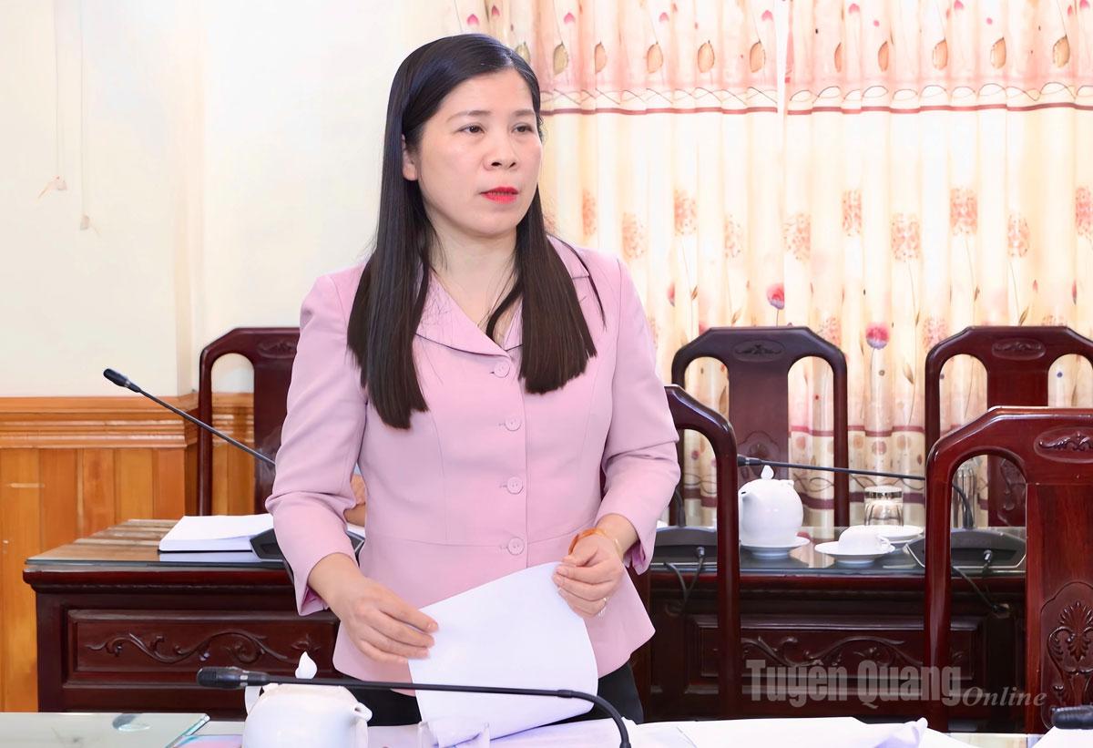 Đồng chí Lê Thị Thanh Trà, Uỷ viên BCH Đảng bộ tỉnh, Phó Chủ tịch HĐND tỉnh phát biểu ý kiến.