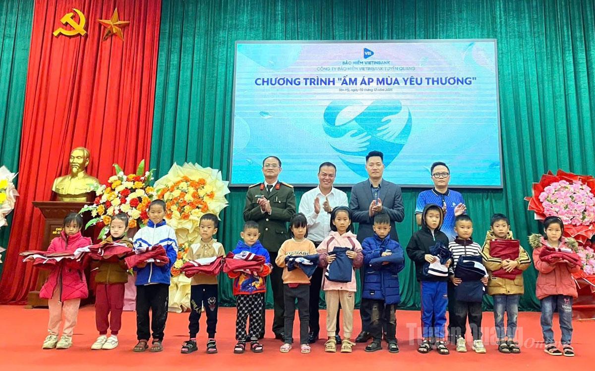 Đại diện đơn vị tài trợ, lãnh đạo xã trao áo ấm cho các em học sinh trên địa bàn xã Tân Mỹ.