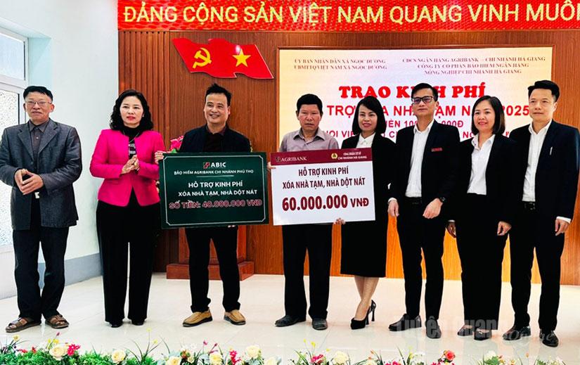 Agribank Chi nhánh Hà Giang và Công ty Bảo hiểm ABIC – Agribank Chi nhánh Phú Thọ trao kinh phí hỗ trợ xóa nhà tạm tại xã Ngọc Đường.