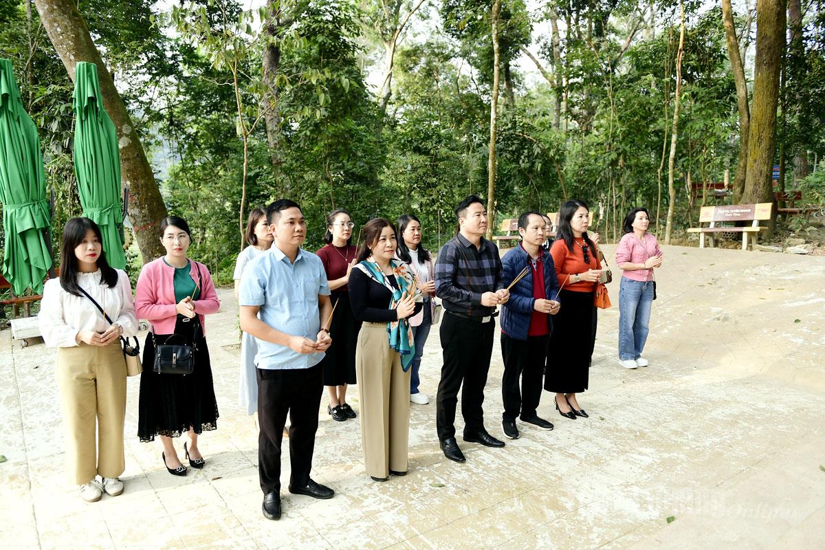 Đoàn đại biểu dâng hương tại Lán Nà Nưa.