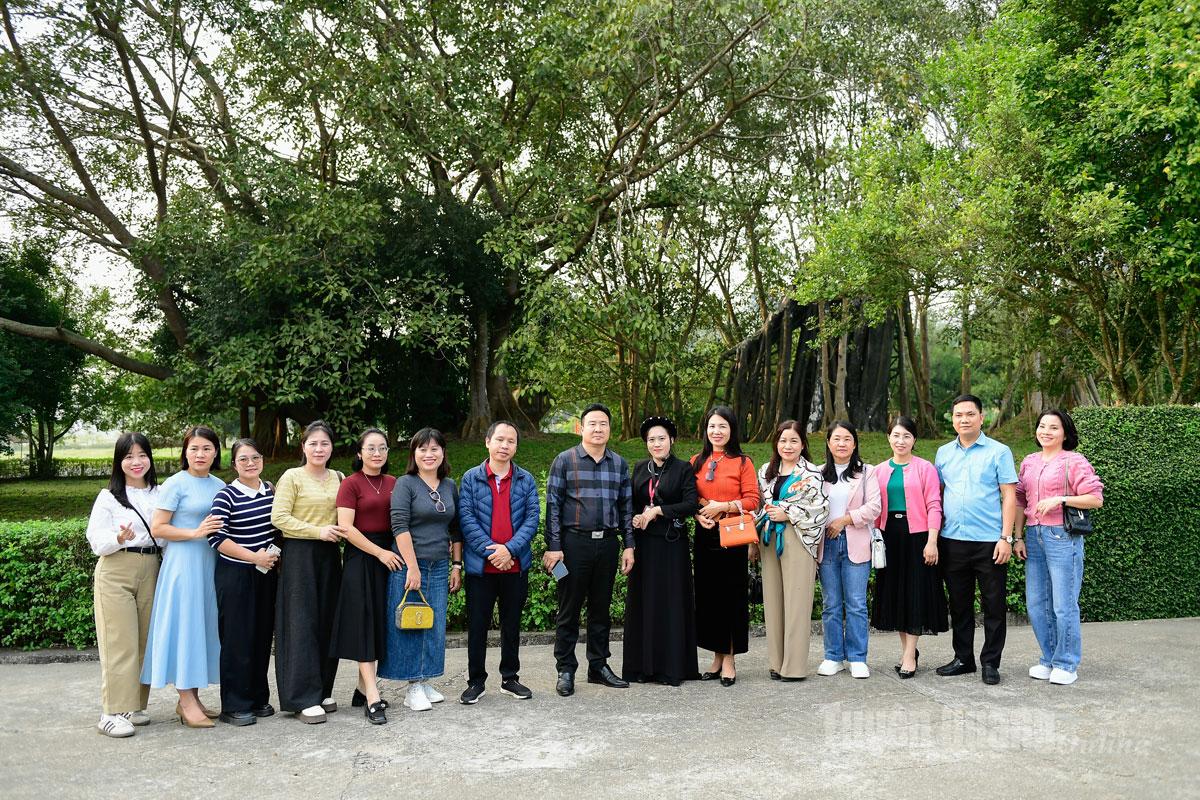 Đoàn đại biểu chụp ảnh lưu niệm tại Di tích cây đa Tân Trào.