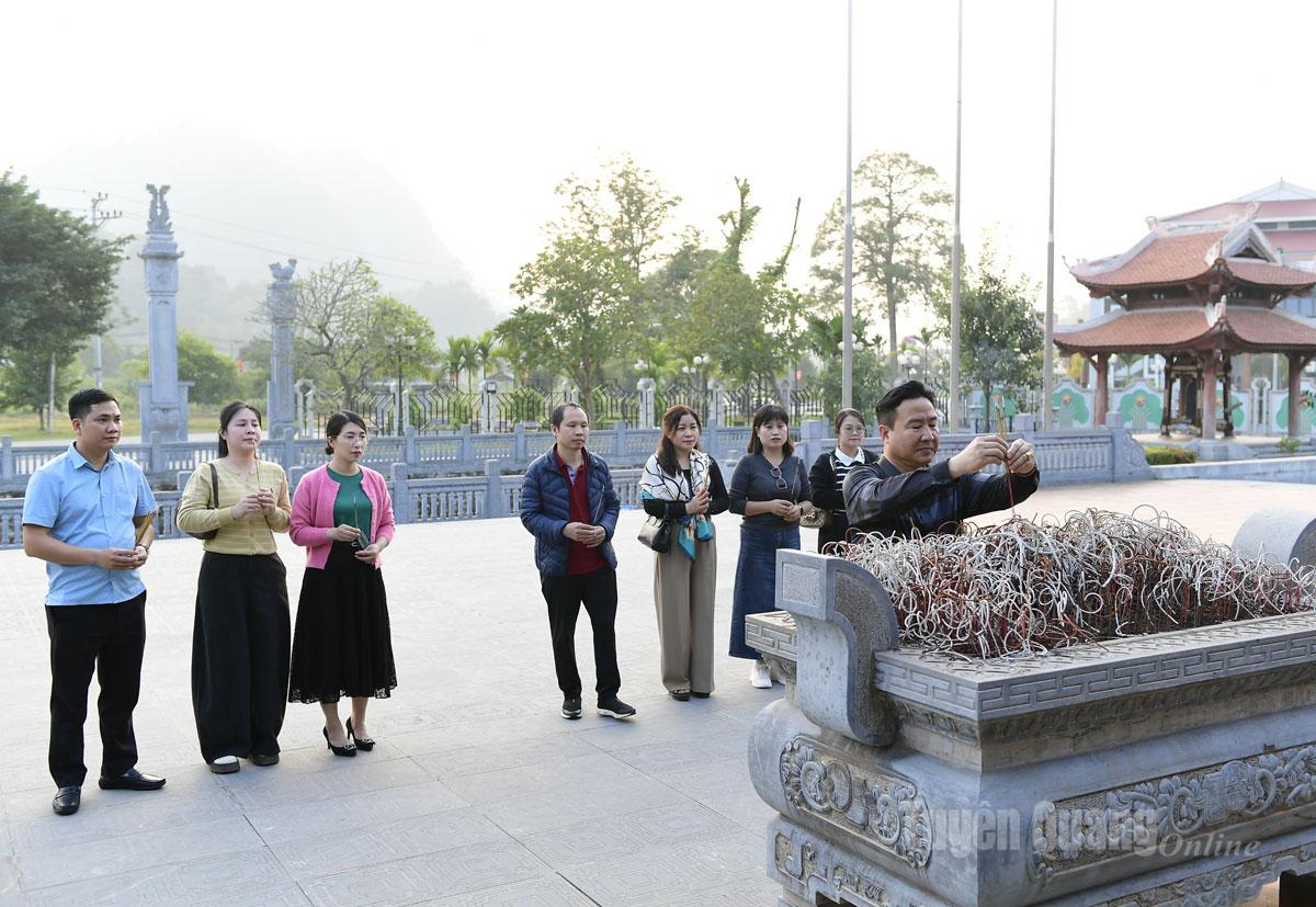 Đoàn đại biểu dâng hương tại Khu tưởng niệm Chủ tịch Hồ Chí Minh và các vị tiền bối cách mạng.