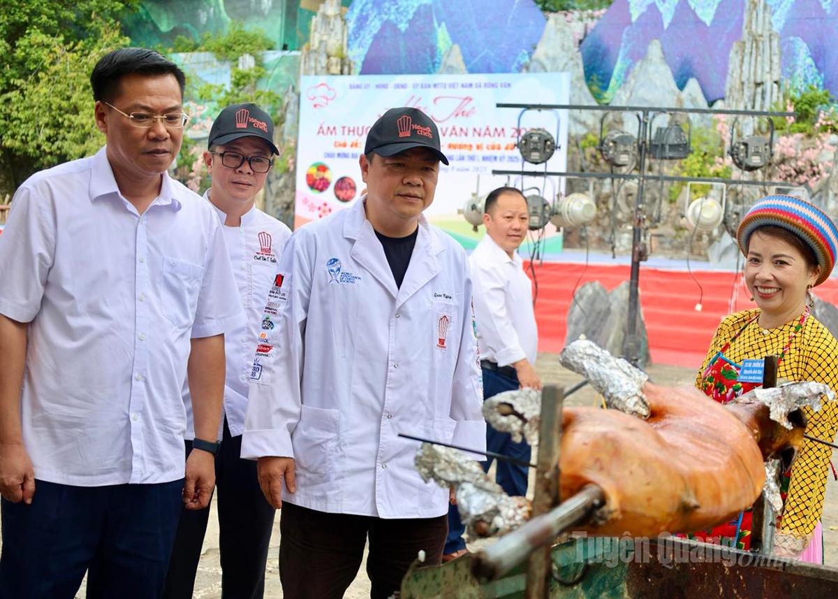 Chuyên gia ẩm thực Nguyễn Thường Quân (ở giữa) làm giám khảo trong hội thi ẩm thực trong khuôn khổ Lễ hội hoa Tam giác mạch 2025.