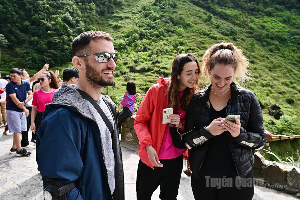 Du khách nước ngoài tìm hiểu tuyến đường qua mã QR.