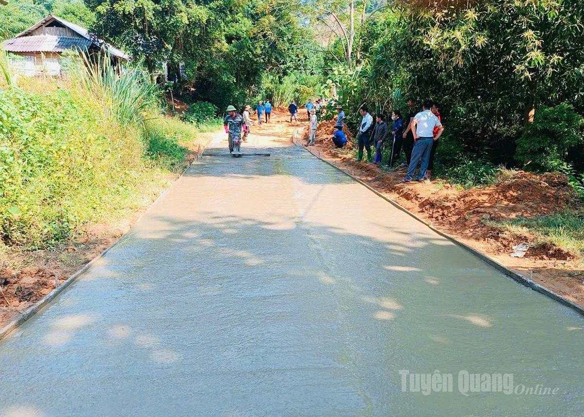 Bà con nhân dân thôn Lũng Quân, xã Kiến Thiết chung tay làm đường bê tông nông thôn.