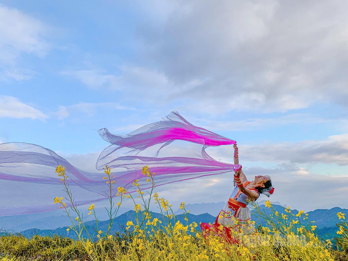 Nghệ sĩ Ưu tú Ma Thị Nết được ví như Chim Công miền cực Bắc.