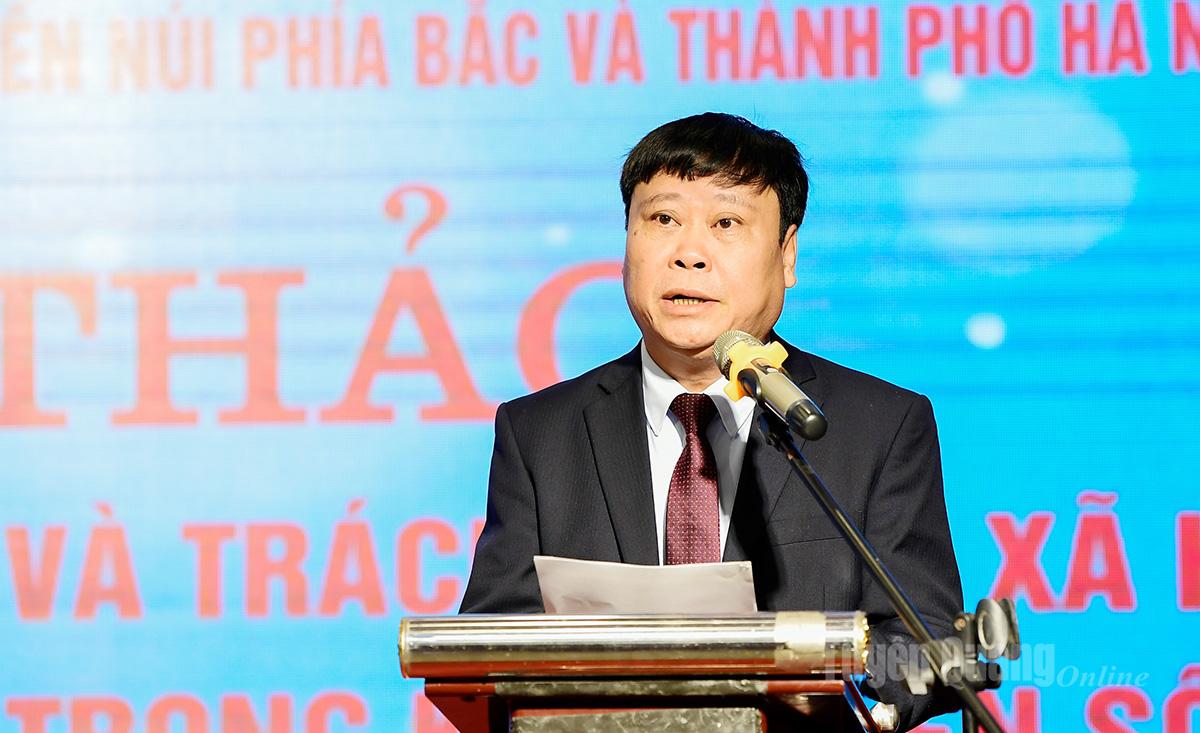 Đồng chí Mai Đức Thông, Ủy viên BCH Đảng bộ tỉnh, Tổng Biên tập Báo và phát thanh, truyền hình Tuyên Quang, Chủ tịch Hội Nhà báo tỉnh phát biểu khai mạc hội thảo.