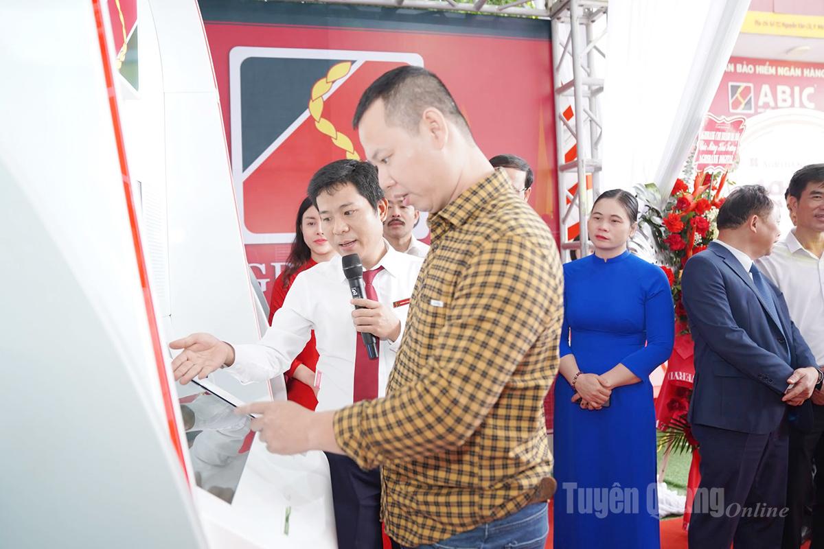 Cán bộ Agribank giới thiệu cho khách hàng những tiện ích dịch vụ ngân hàng số.